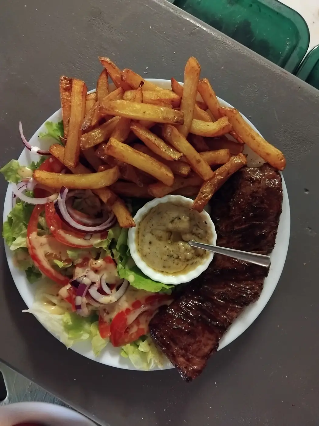 Pièce de bœuf, frites maison, salade et sauce