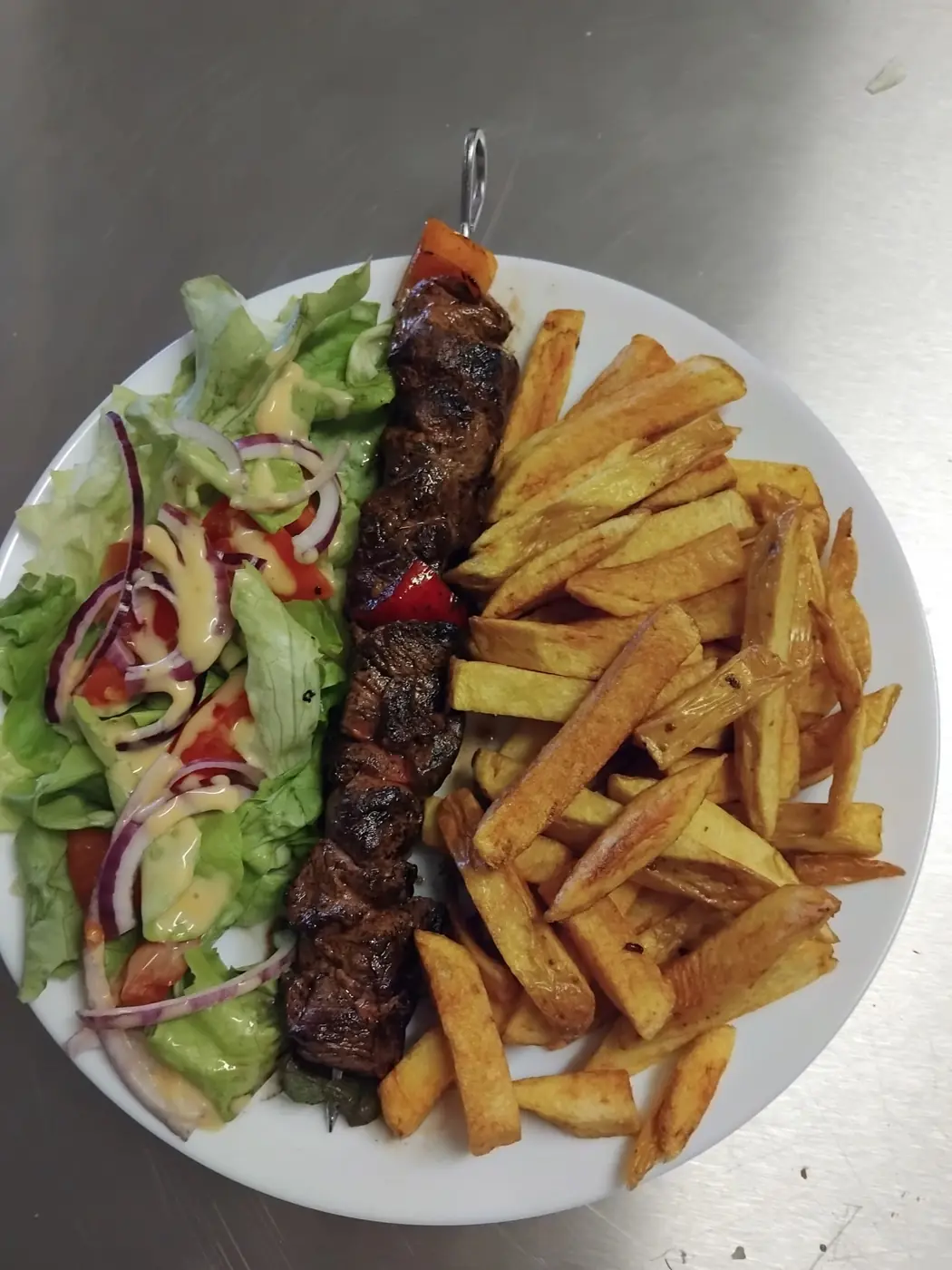 Brochette de filet mignon, frites maison et salade