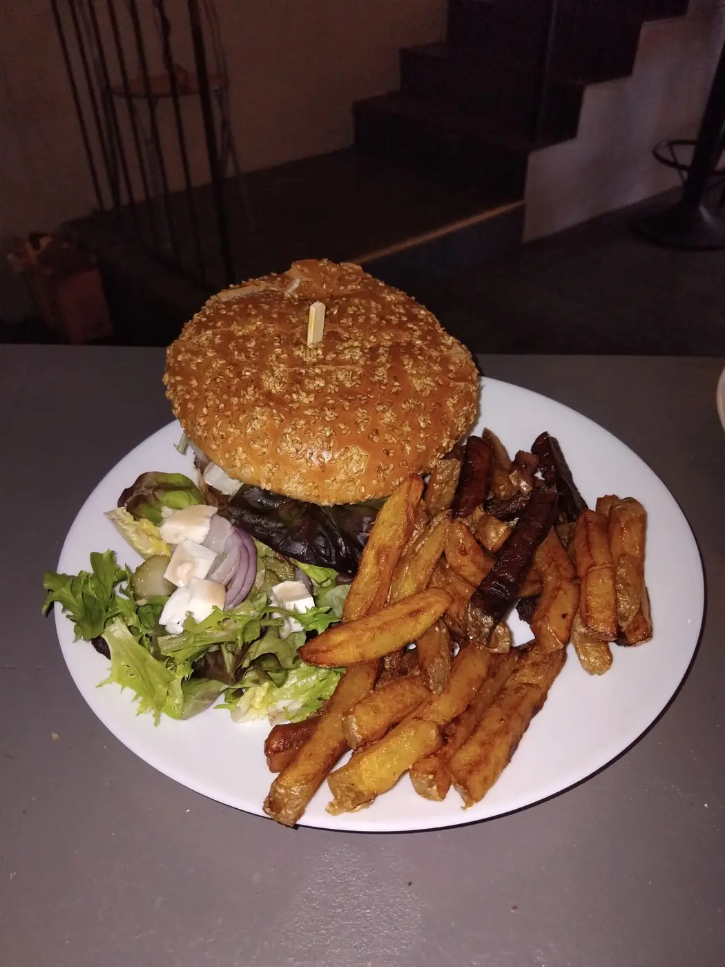 Burger maison, frites maison et salade
