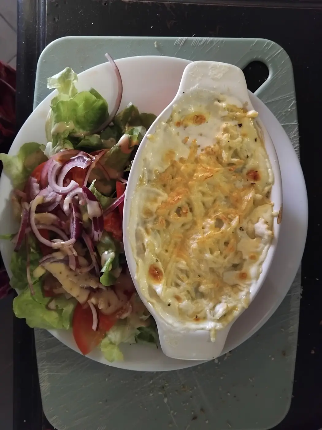 Ravioles gratinées au four et salade
