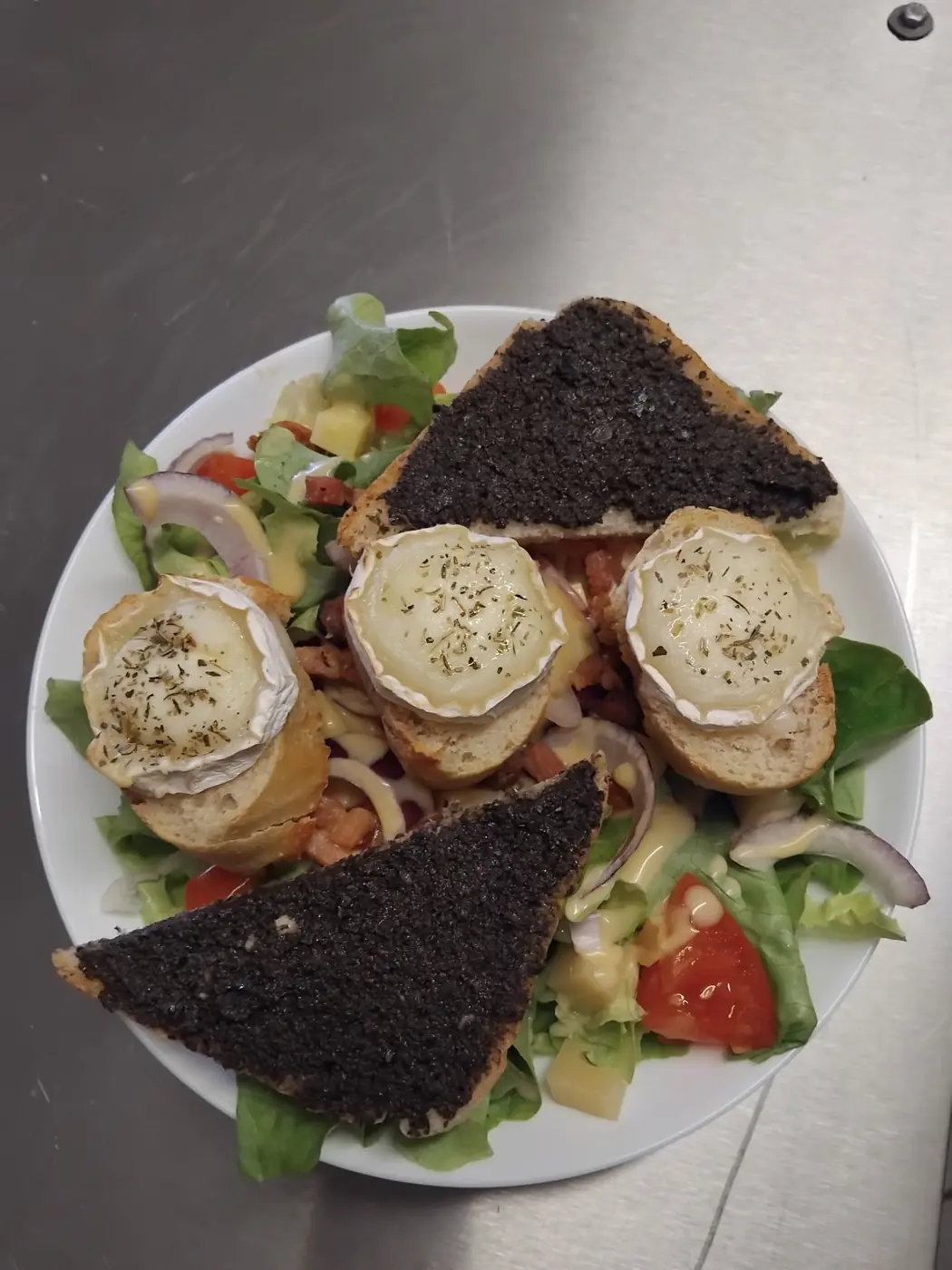 Salade de chèvre chaud et toasts à la tapenade