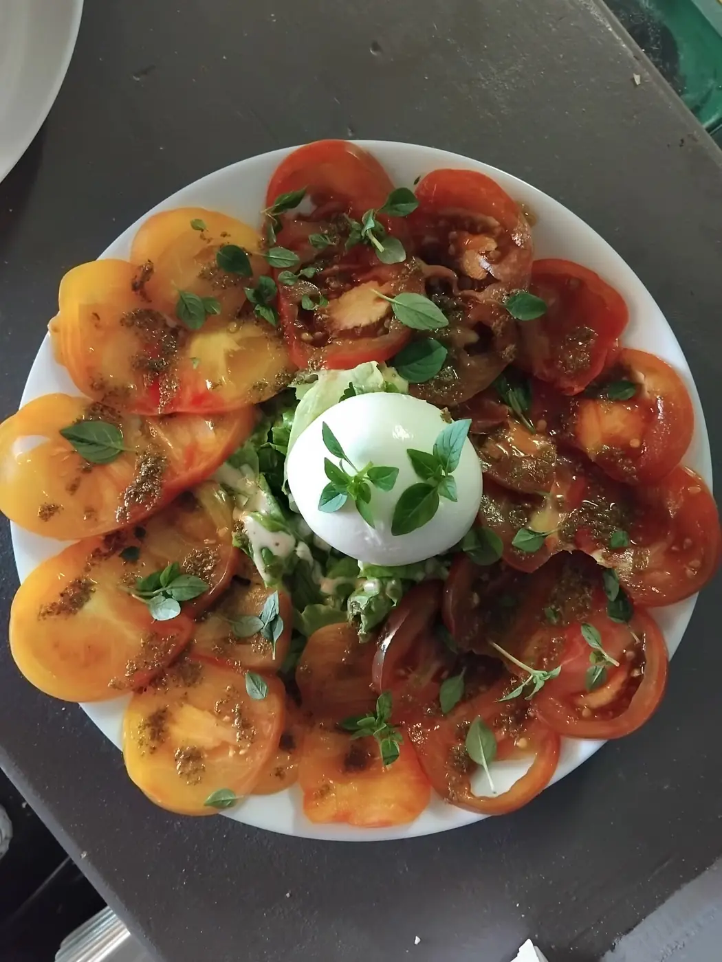 Tomates anciennes et burrata au pesto