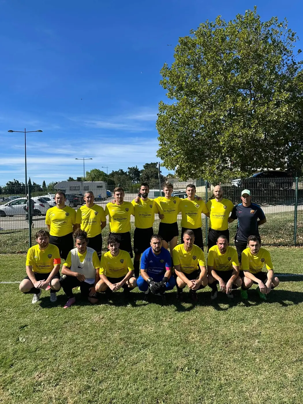 L'équipe du Racing Club Taulignan en maillots jaunes